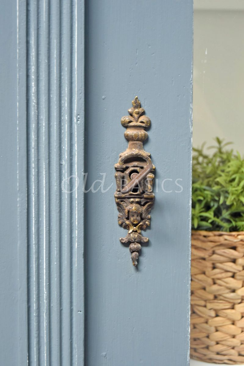 Detail van Vitrinekast, blauw, grijs, materiaal hout